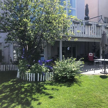 Hamptons Rose Garden Family! Hotel Calgary Exterior photo